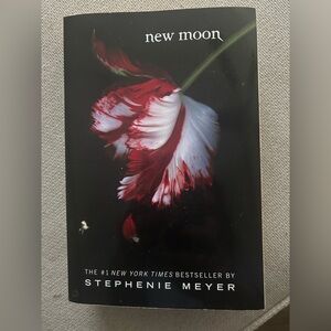 New Moon by Stephenie Meyer Book